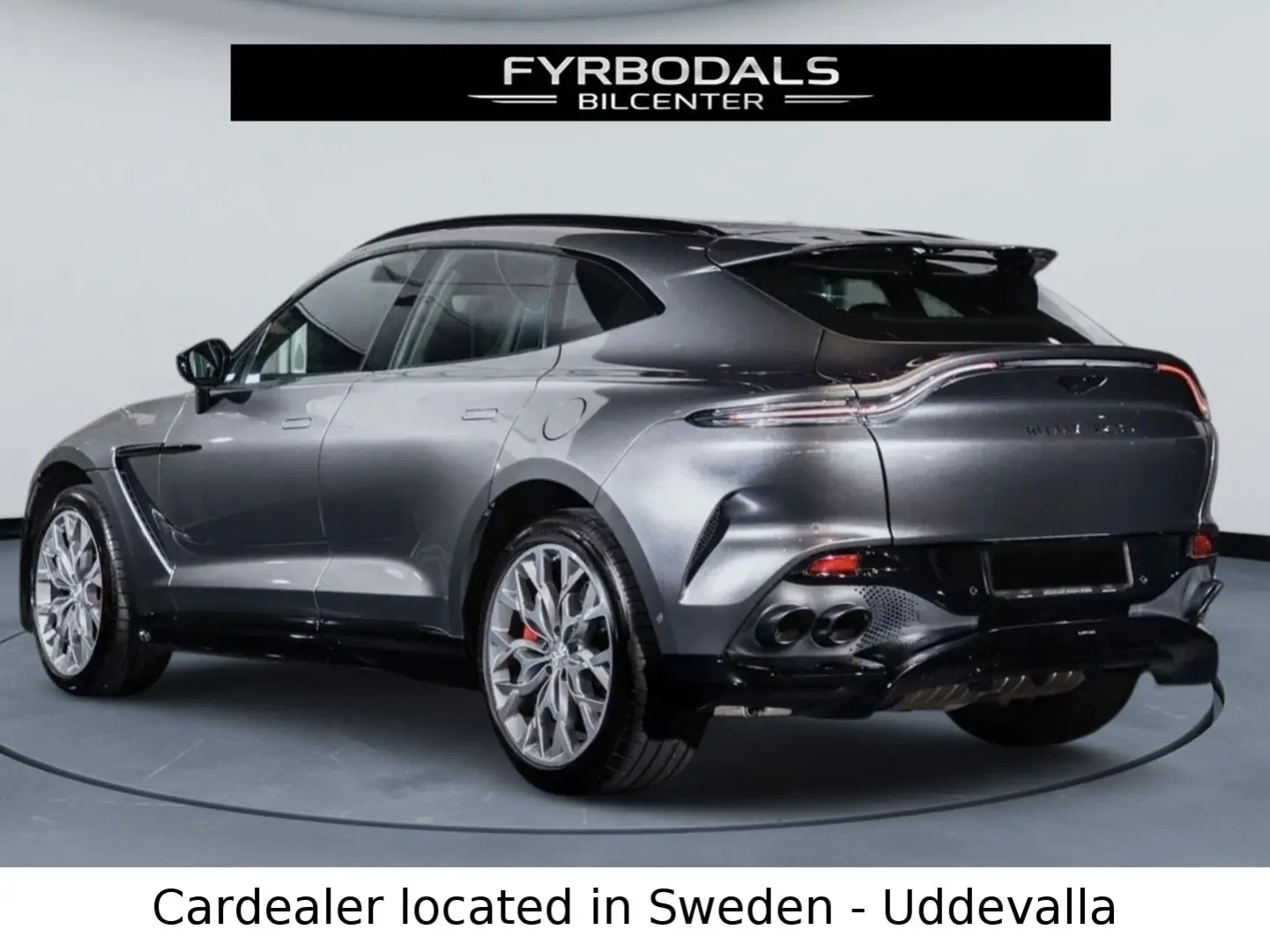 DBX 4.0 V8 707 hp AWD Magnetic Silver