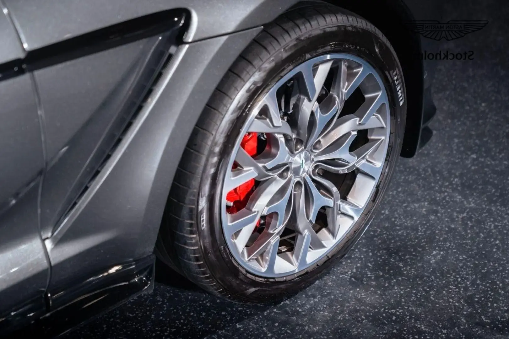 DBX 4.0 V8 707 hp AWD Magnetic Silver