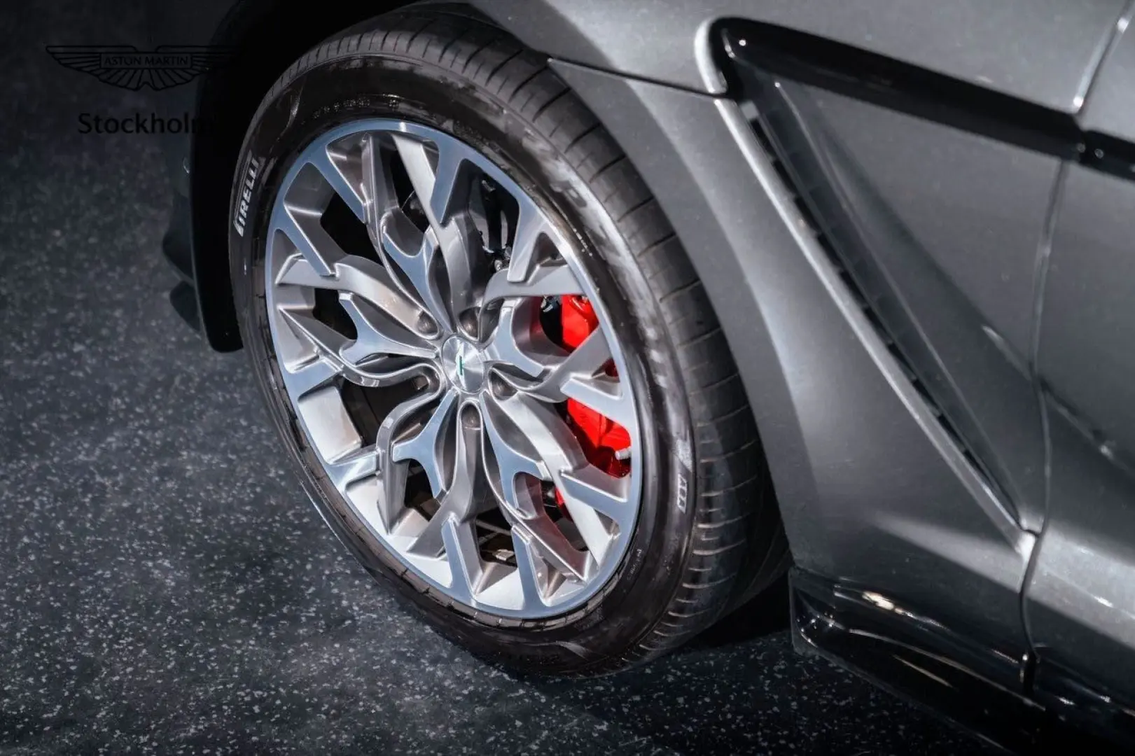 DBX 4.0 V8 707 hp AWD Magnetic Silver