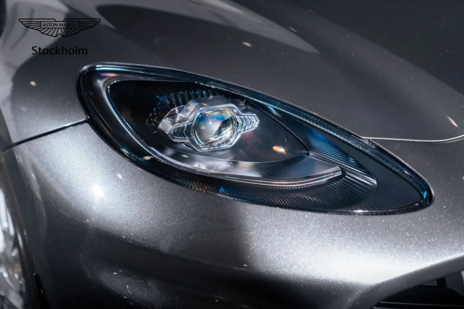 DBX 4.0 V8 707 hp AWD Magnetic Silver