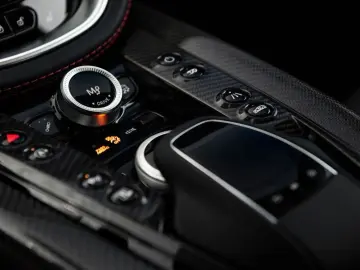 DBX 4.0 V8 707 hp AWD Magnetic Silver