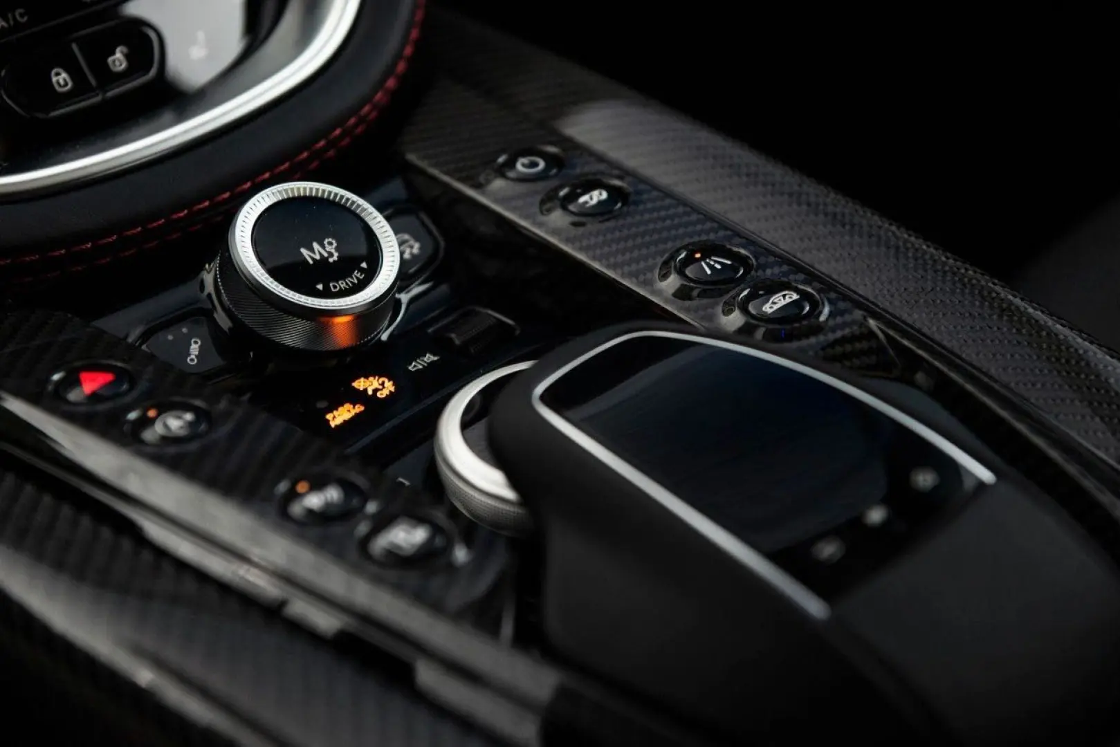 DBX 4.0 V8 707 hp AWD Magnetic Silver