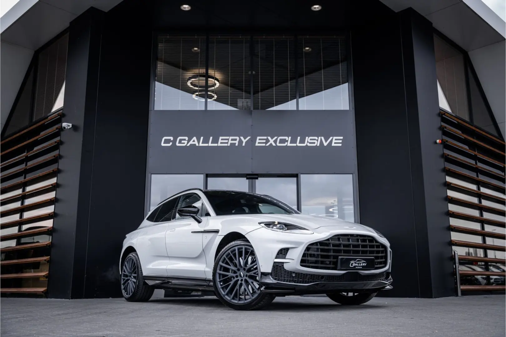 Aston Martin DBX 4.0 V8 707 - Panorama