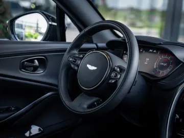 Aston Martin DBX 4.0 V8 707 - Panorama