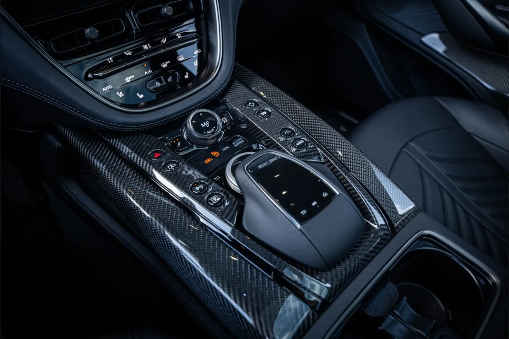 Aston Martin DBX 4.0 V8 707 - Panorama