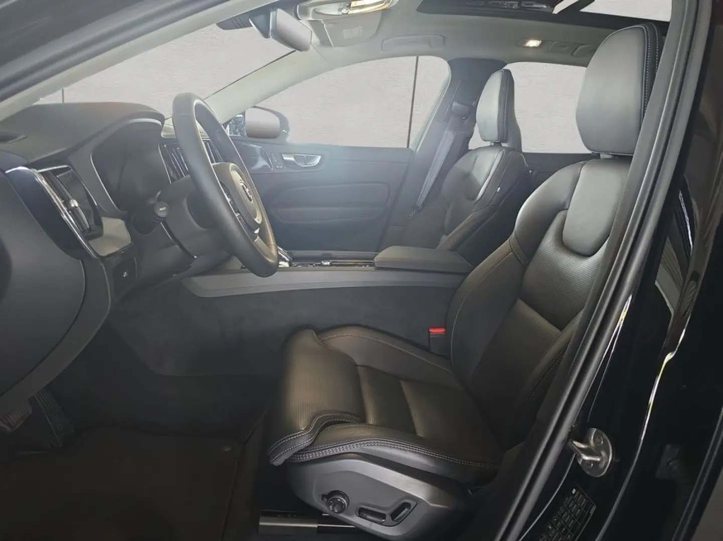 Volvo XC60 B5 B AWD Plus Dark