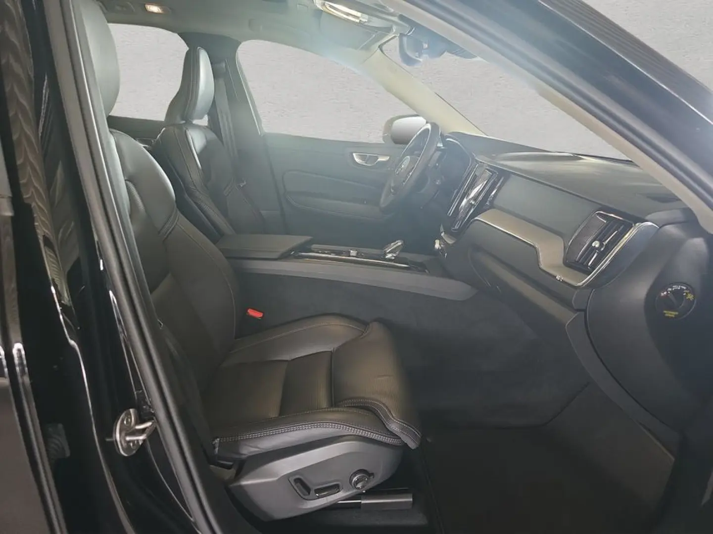 Volvo XC60 B5 B AWD Plus Dark