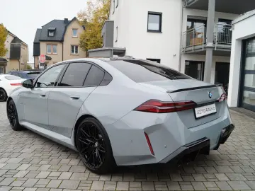 M5 Limousine ComPak DrivAssProf ParkAssProf 21