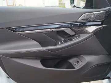 M5 Limousine ComPak DrivAssProf ParkAssProf 21