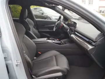 M5 Limousine ComPak DrivAssProf ParkAssProf 21