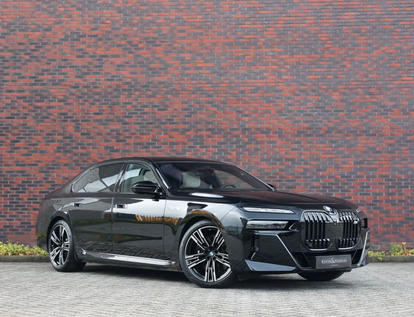 M760e xDrive   Sky - Drive Pro - Lounge