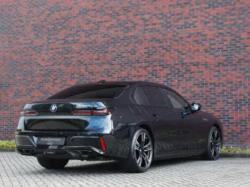 M760e xDrive   Sky - Drive Pro - Lounge