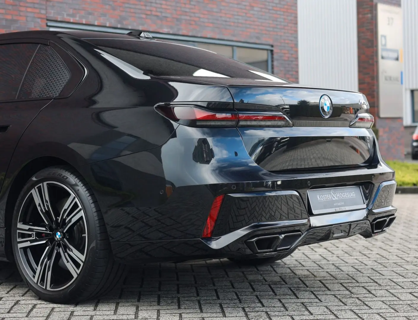 M760e xDrive   Sky - Drive Pro - Lounge