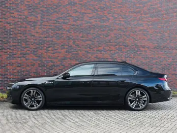 M760e xDrive   Sky - Drive Pro - Lounge