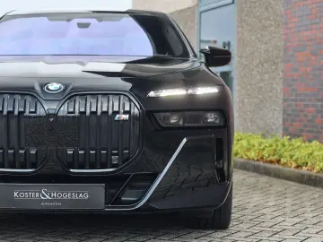 M760e xDrive   Sky - Drive Pro - Lounge