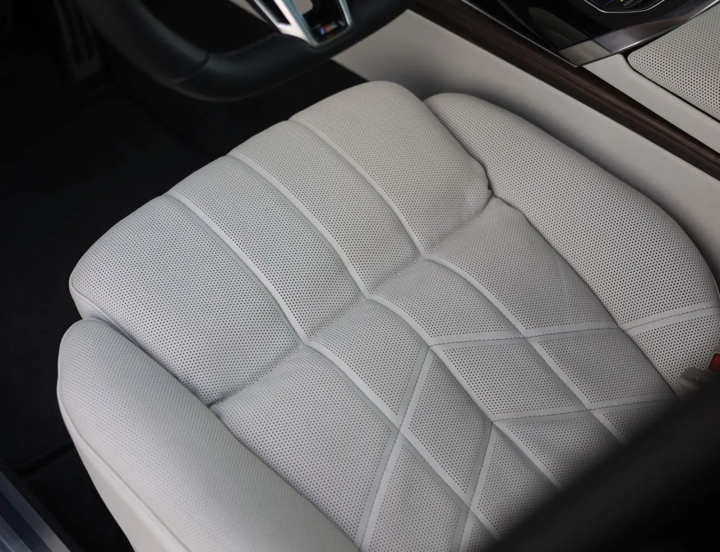 M760e xDrive   Sky - Drive Pro - Lounge