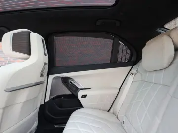 M760e xDrive   Sky - Drive Pro - Lounge