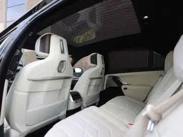 M760e xDrive   Sky - Drive Pro - Lounge