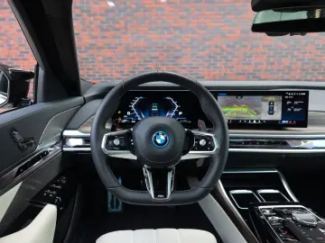 M760e xDrive   Sky - Drive Pro - Lounge