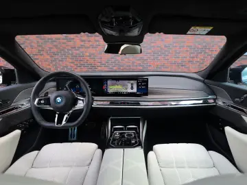 M760e xDrive   Sky - Drive Pro - Lounge