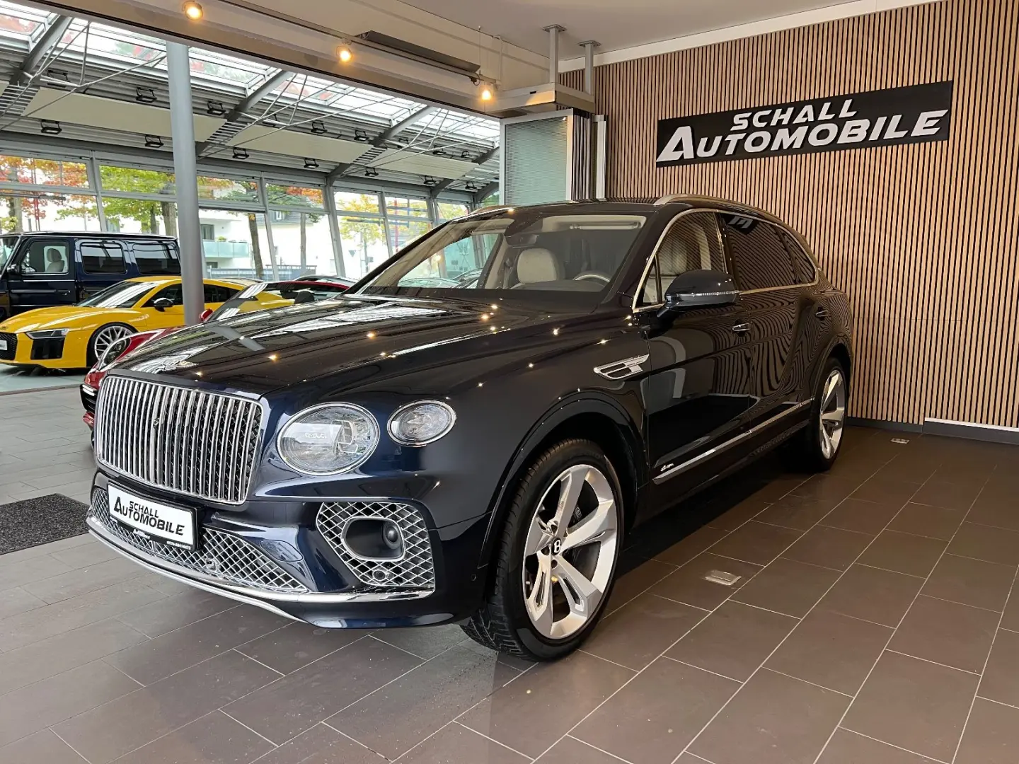 Bentayga EWB Azure First Edition V8 AHK PANO 360