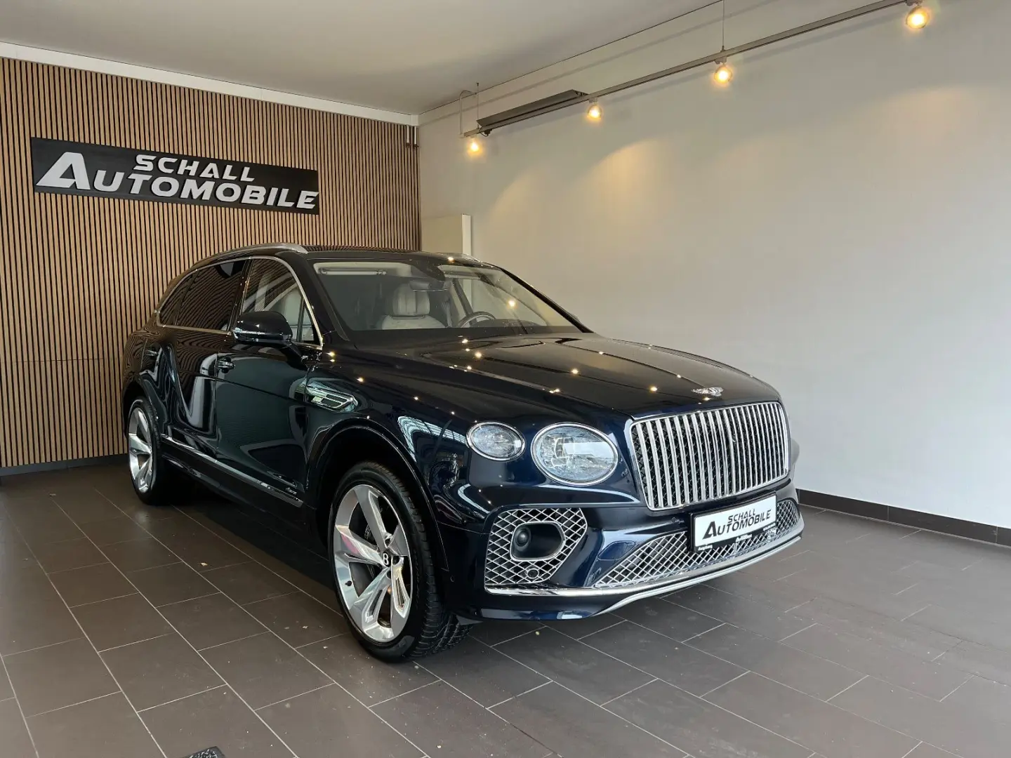 Bentayga EWB Azure First Edition V8 AHK PANO 360