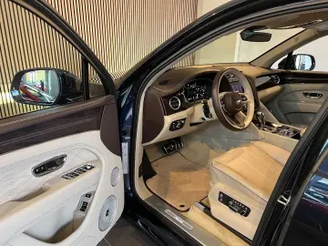 Bentayga EWB Azure First Edition V8 AHK PANO 360
