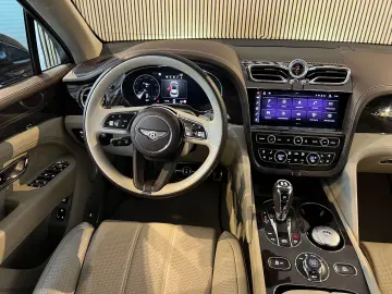Bentayga EWB Azure First Edition V8 AHK PANO 360