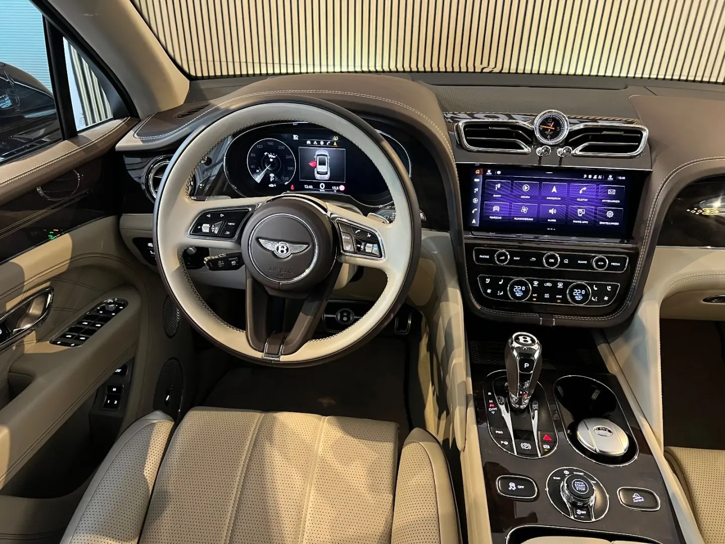 Bentayga EWB Azure First Edition V8 AHK PANO 360