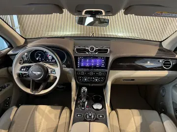 Bentayga EWB Azure First Edition V8 AHK PANO 360