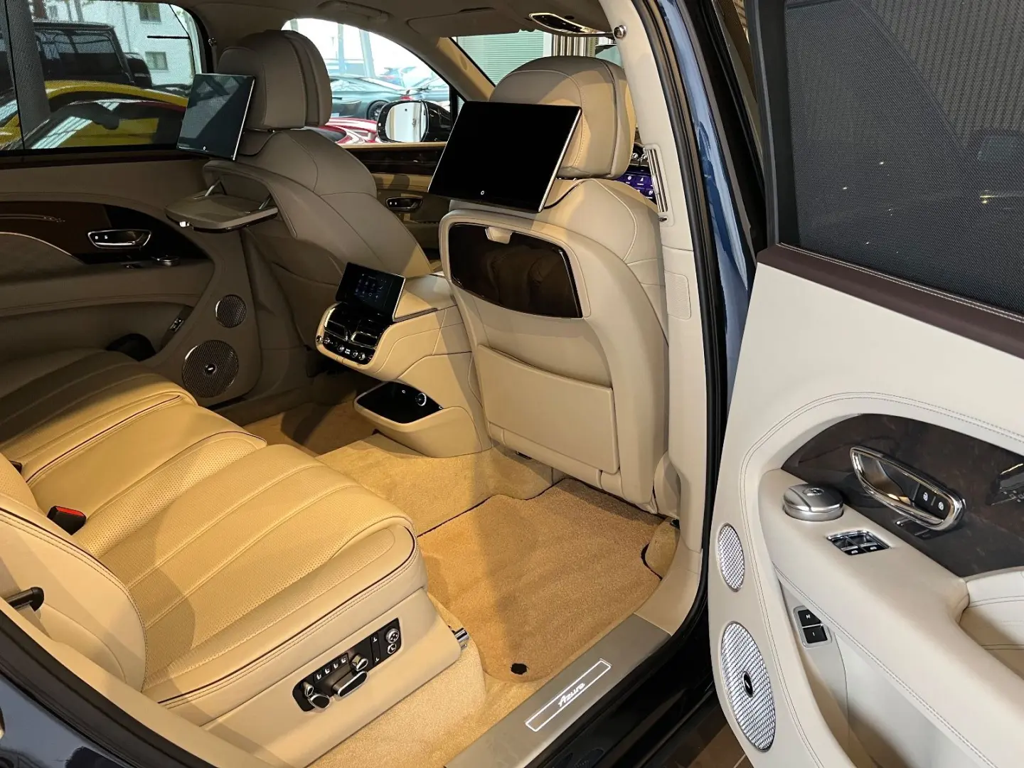 Bentayga EWB Azure First Edition V8 AHK PANO 360