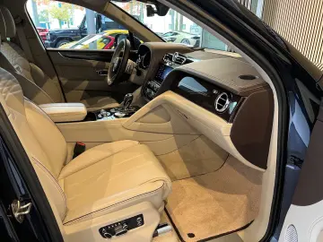 Bentayga EWB Azure First Edition V8 AHK PANO 360