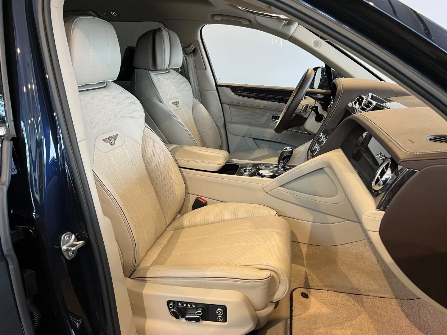 Bentayga EWB Azure First Edition V8 AHK PANO 360