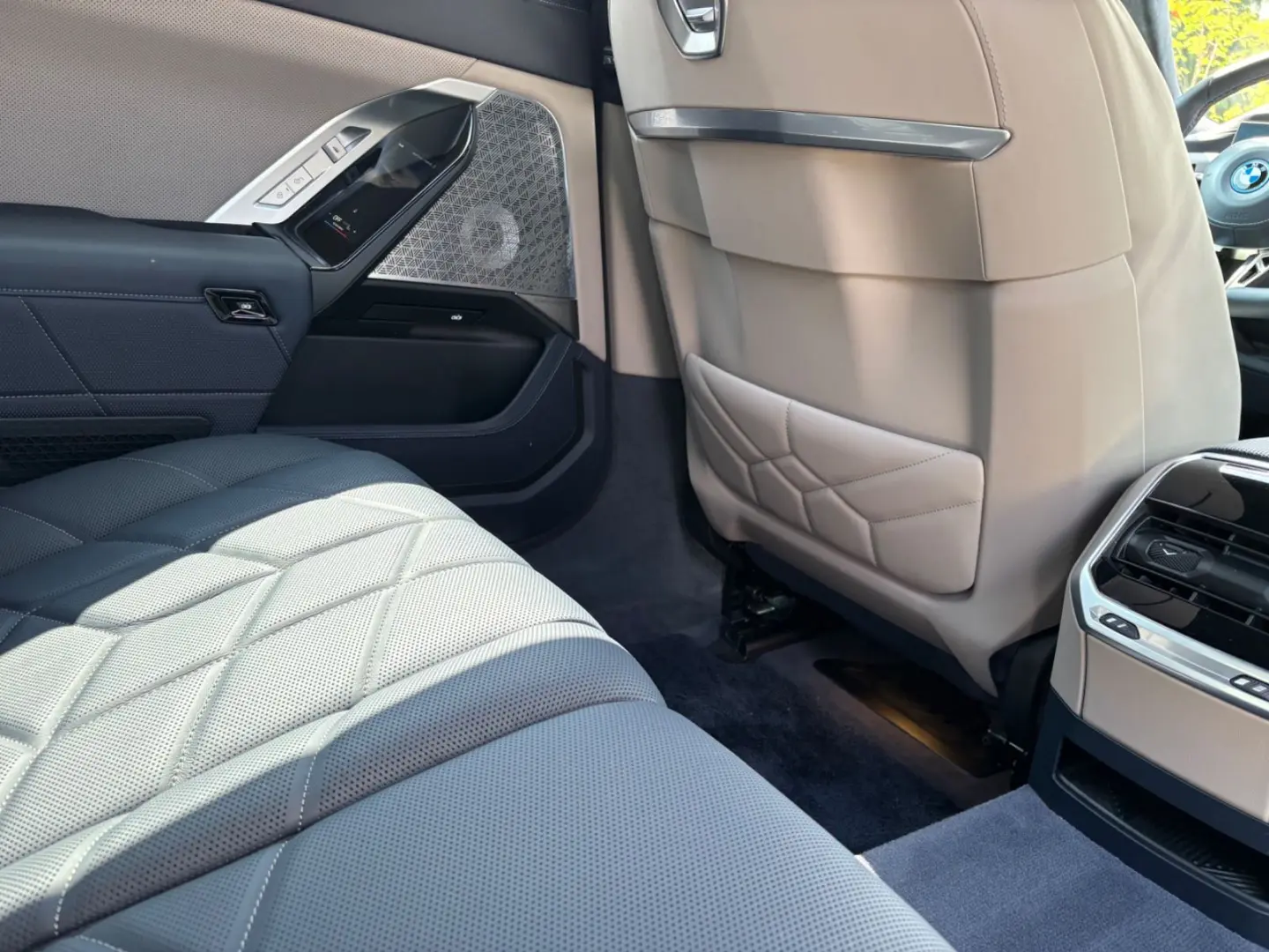 M760 e xDrive Iconic SkyDACH Autobahnassistent