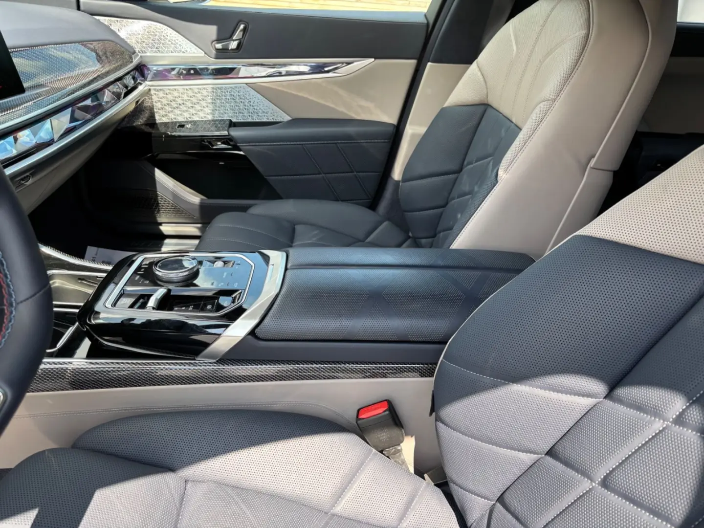 M760 e xDrive Iconic SkyDACH Autobahnassistent