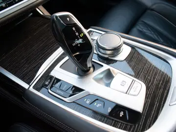 BMW 745 E M-SPORT, LUMINĂ LASER, HARMAN