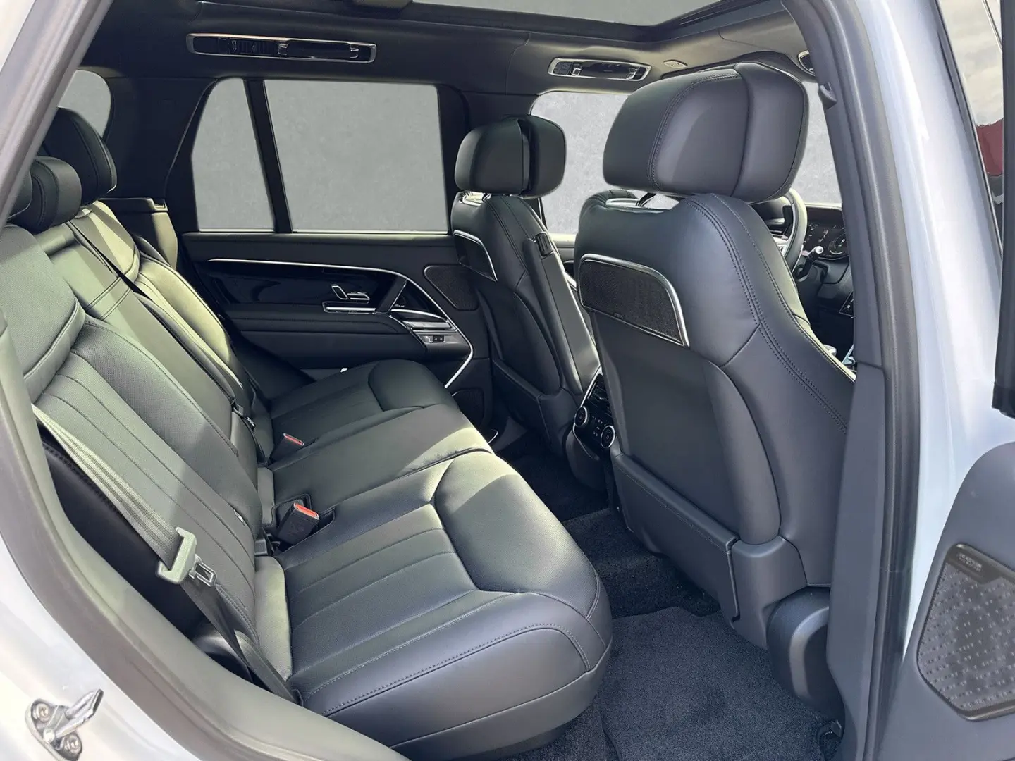 Range Rover P550e PEHV Autobiography Shadow