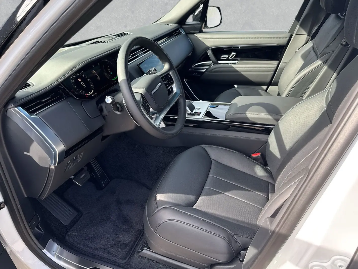 Range Rover P550e PEHV Autobiography Shadow