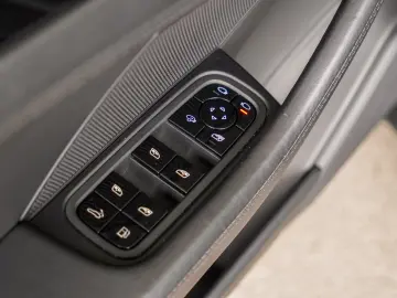 PORSCHE PANAMERA 4 E-HYBRID