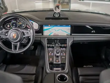 PORSCHE PANAMERA 4 E-HYBRID
