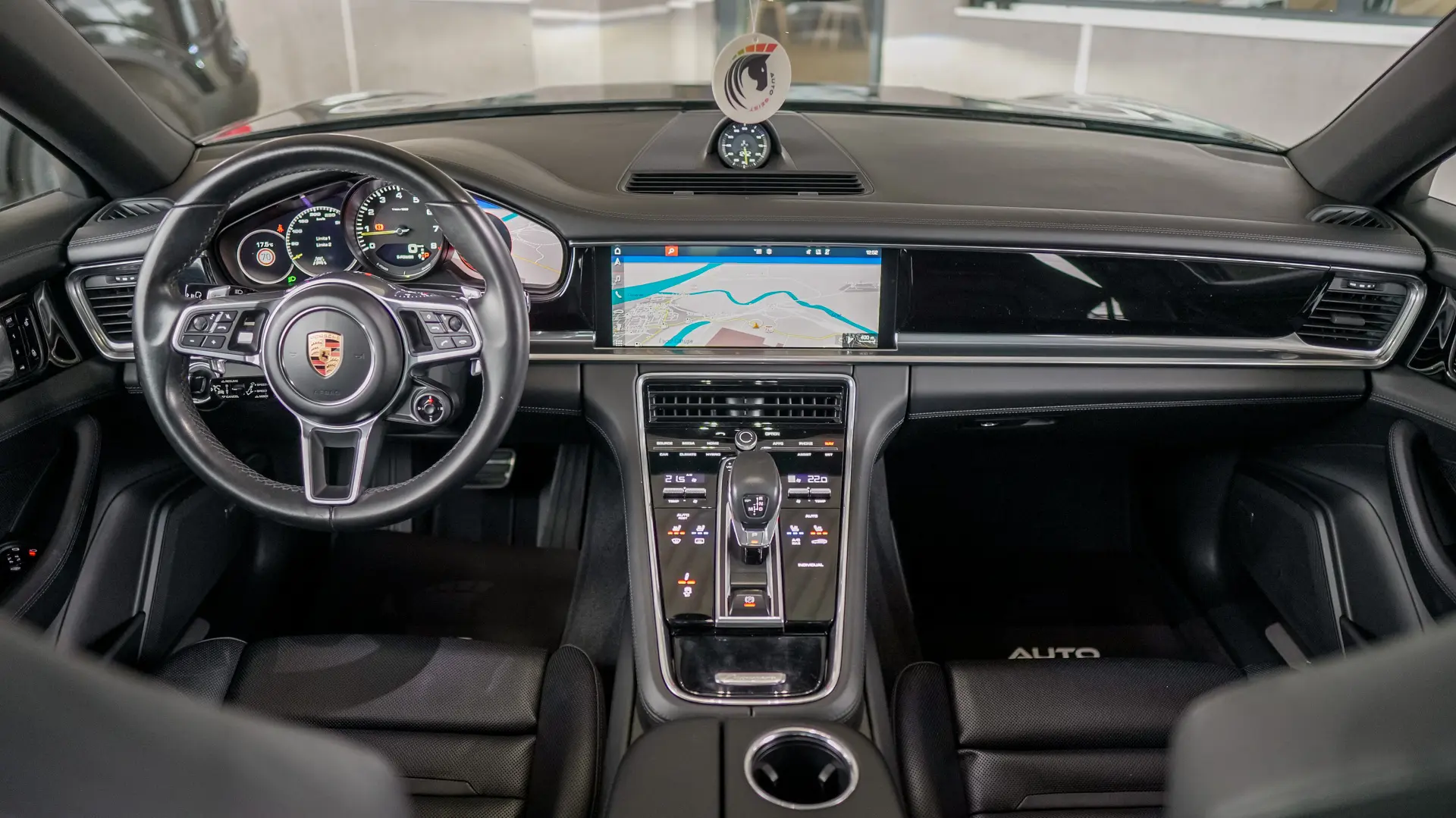 PORSCHE PANAMERA 4 E-HYBRID