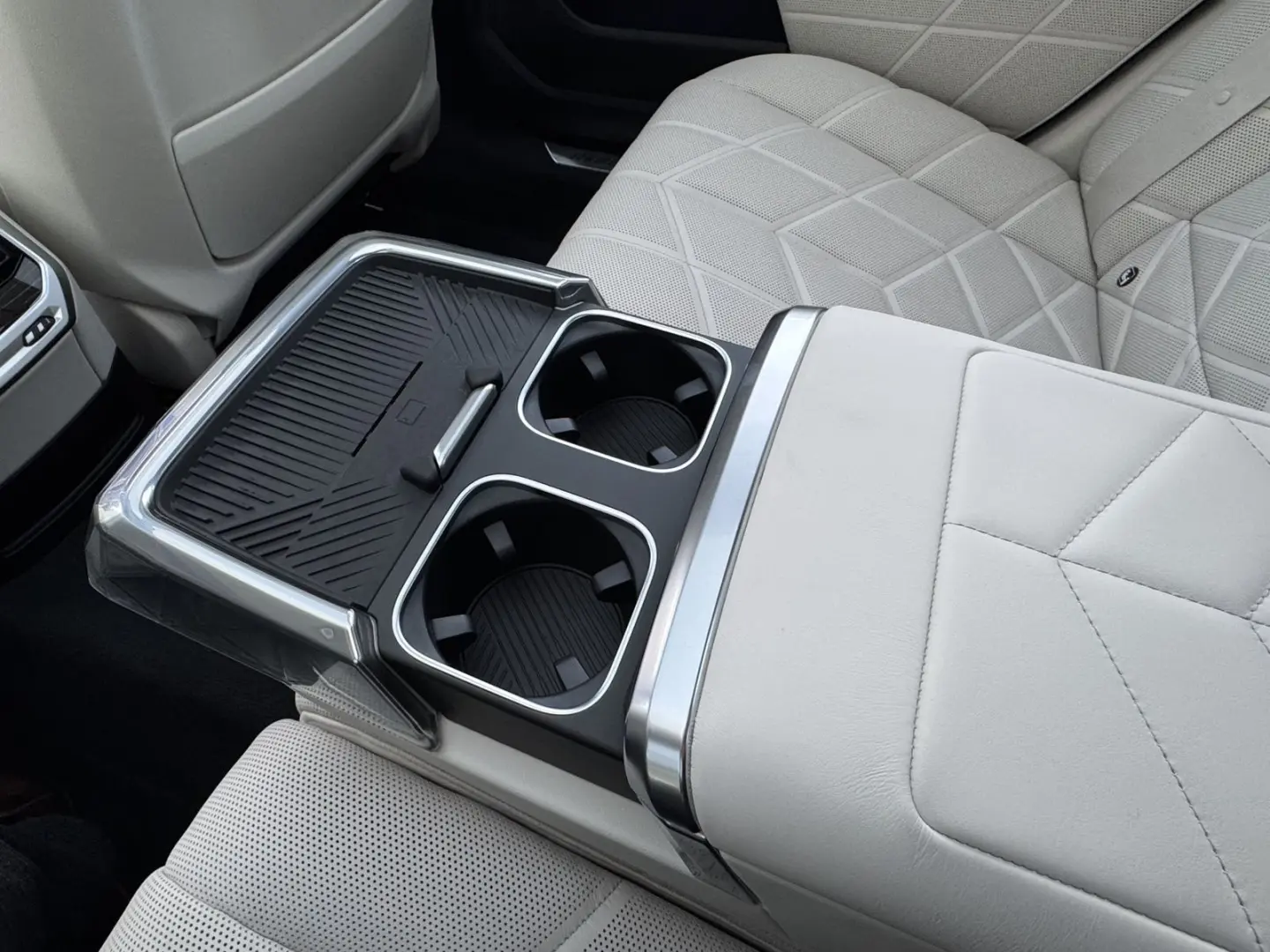 750e xDrive M Sport Pro Massage v+h Sitzbel. v+h