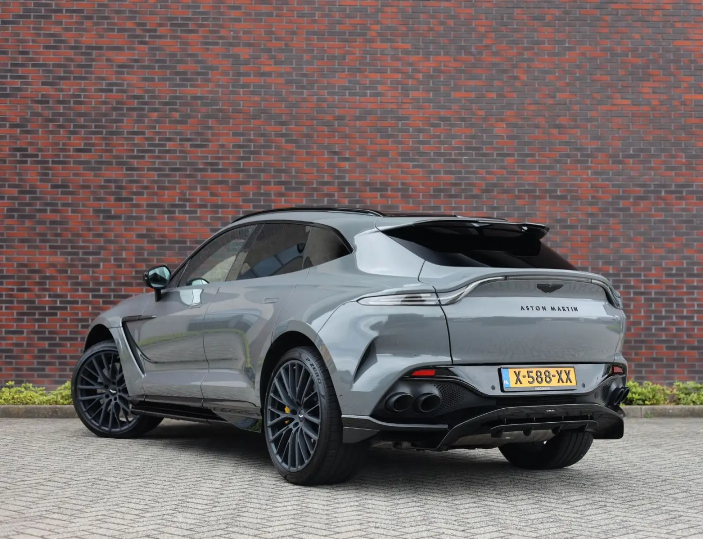 DBX 4.0 V8 707 | China Grey - Carbon Pack