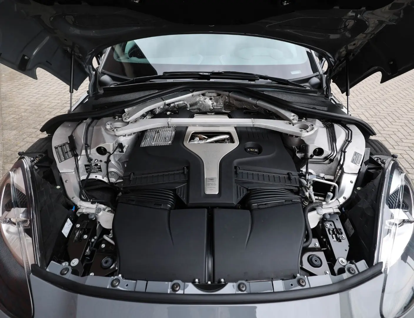 DBX 4.0 V8 707 | China Grey - Carbon Pack