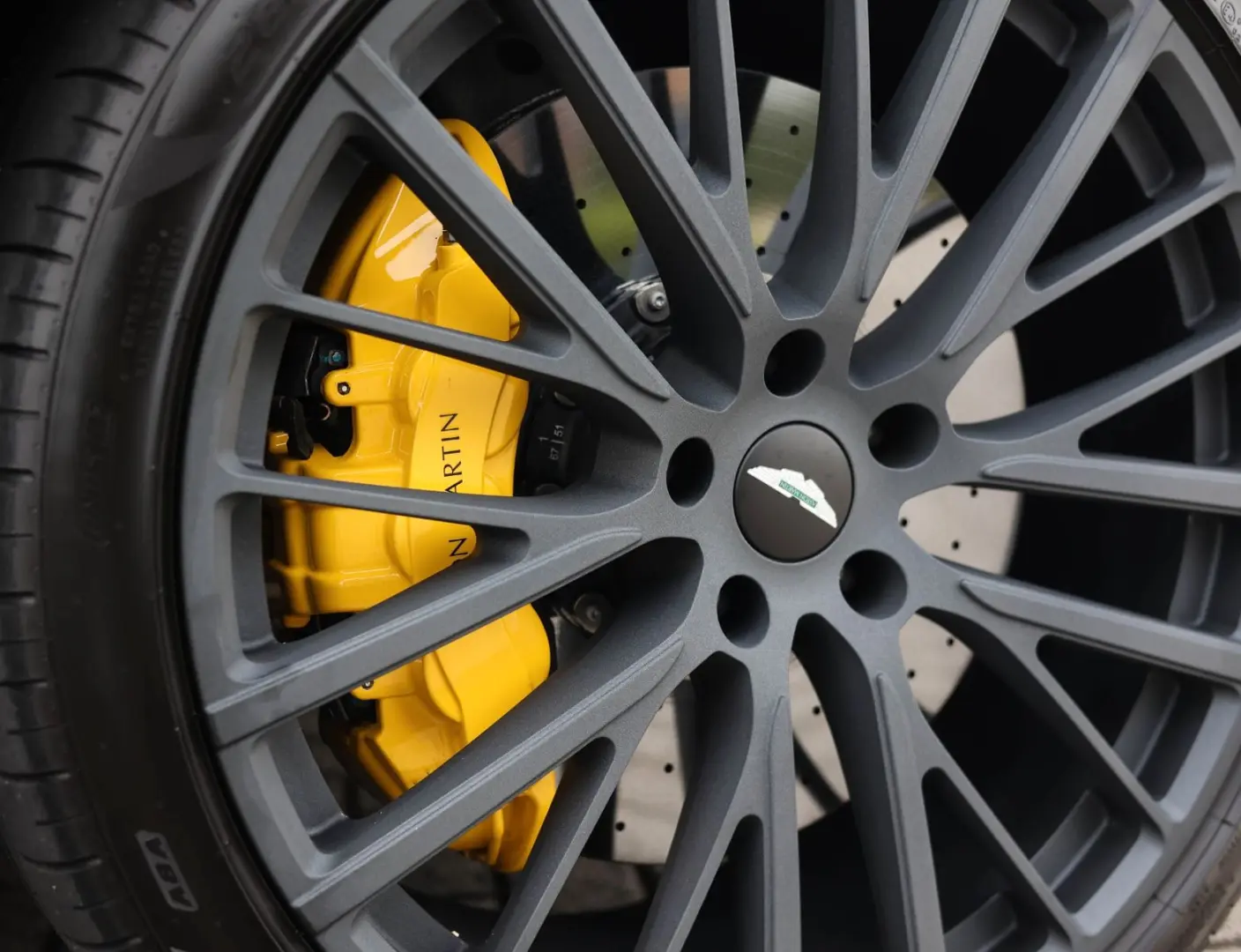 DBX 4.0 V8 707 | China Grey - Carbon Pack