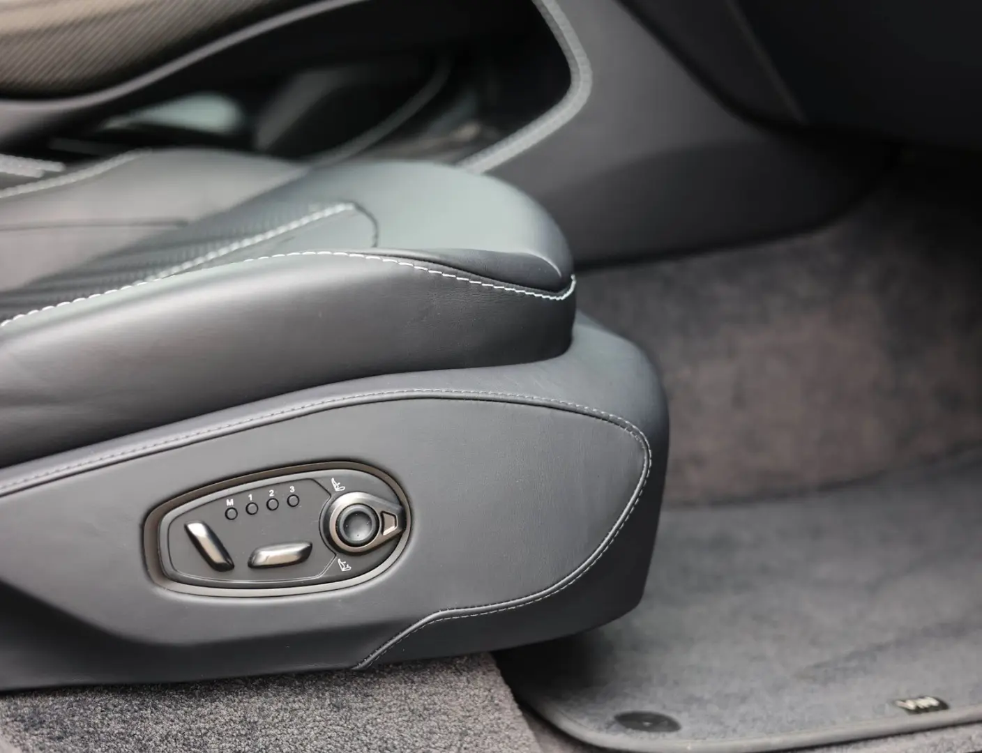 DBX 4.0 V8 707 | China Grey - Carbon Pack
