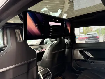 750e xDrive Design Pure Excellence SKY LOUNGE
