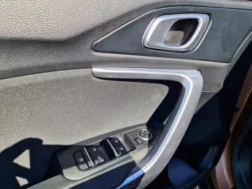 KIA XCEED 1.5 T-GDi Hybrid Electric 7DCT City