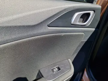 KIA XCEED 1.5 T-GDi Hybrid Electric 7DCT City