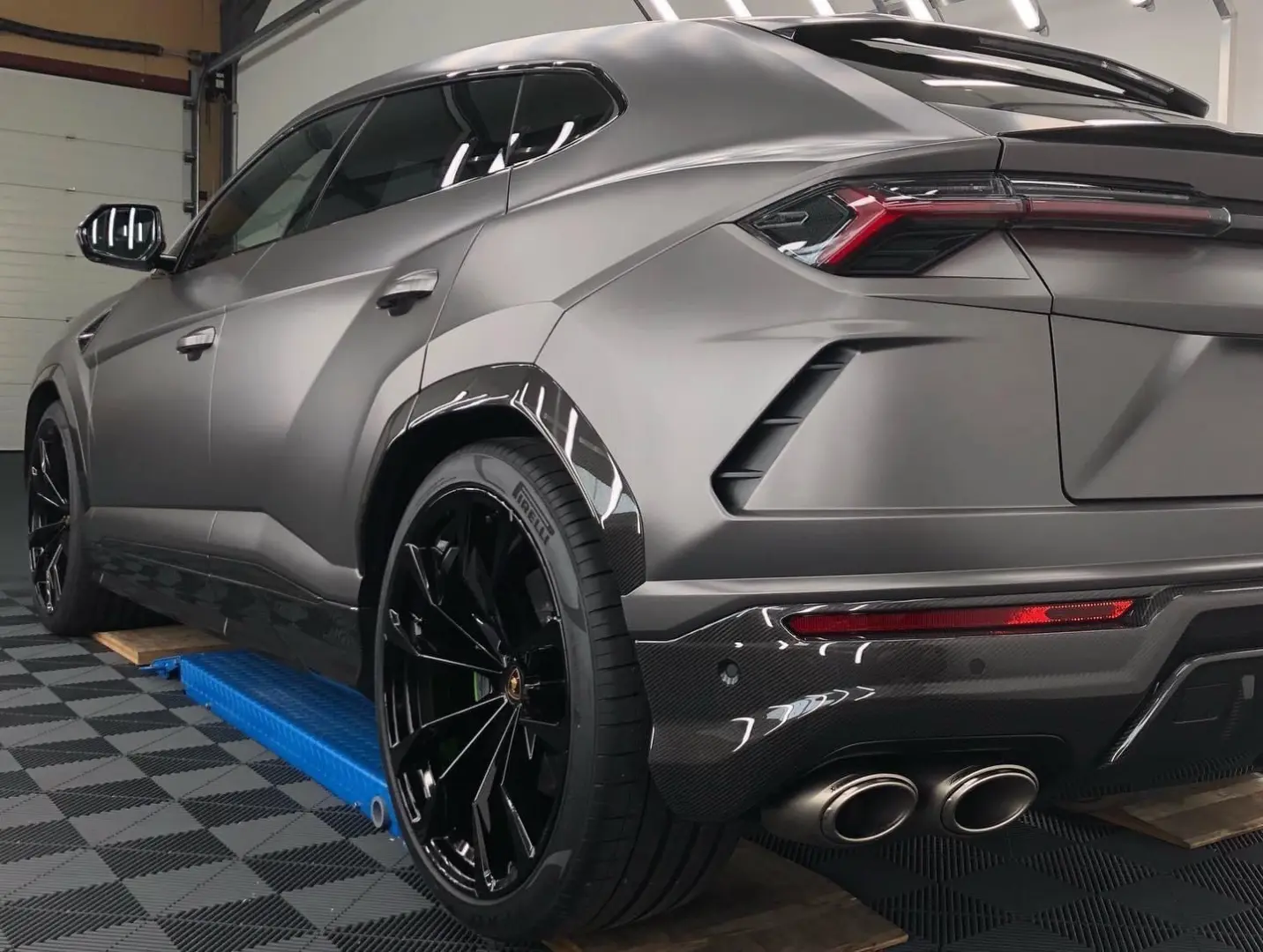Urus MY21 Carbon Akrapovic Pano 23-Zoll Keramik